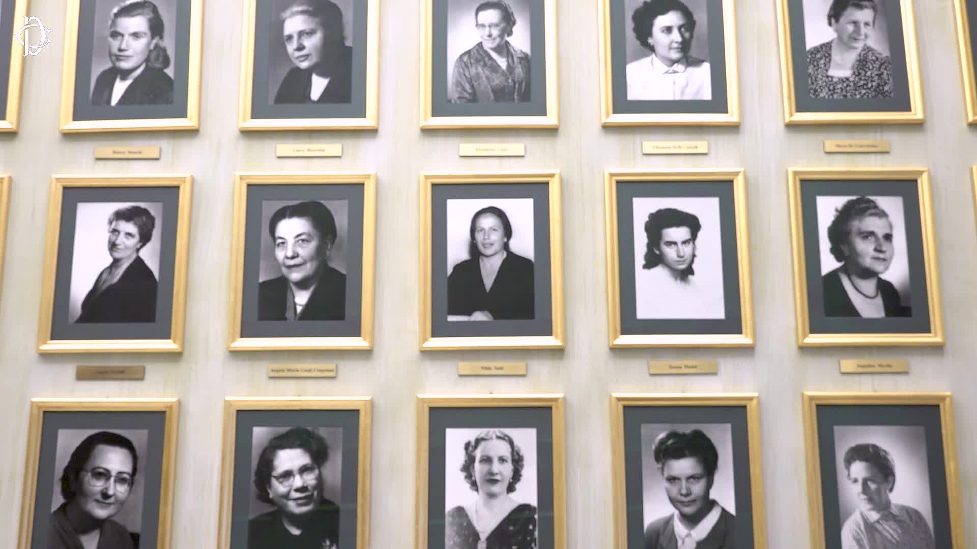 Le 21 deputate dell’Assemblea Costituente nella Sala delle Donne
